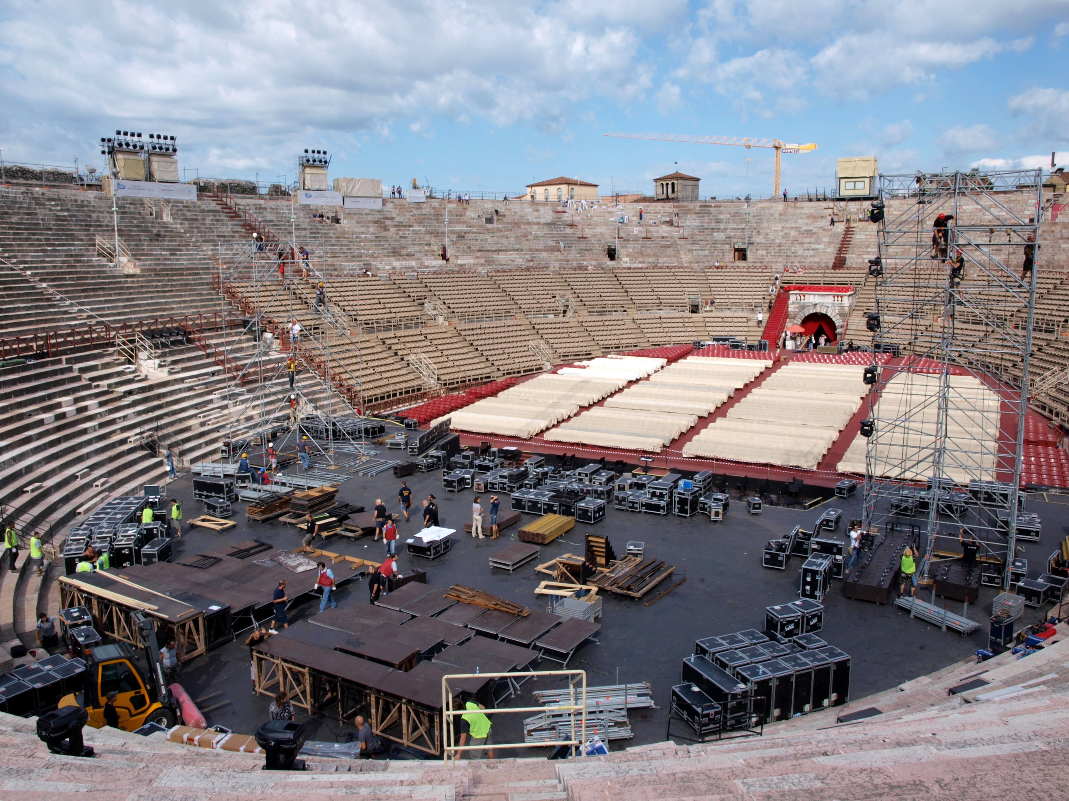 Arena di Verona di giorno, durante l'allestimento del palco