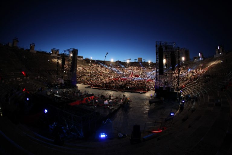 Arena di Verona di sera, durante l'evento Oscar della Lirica