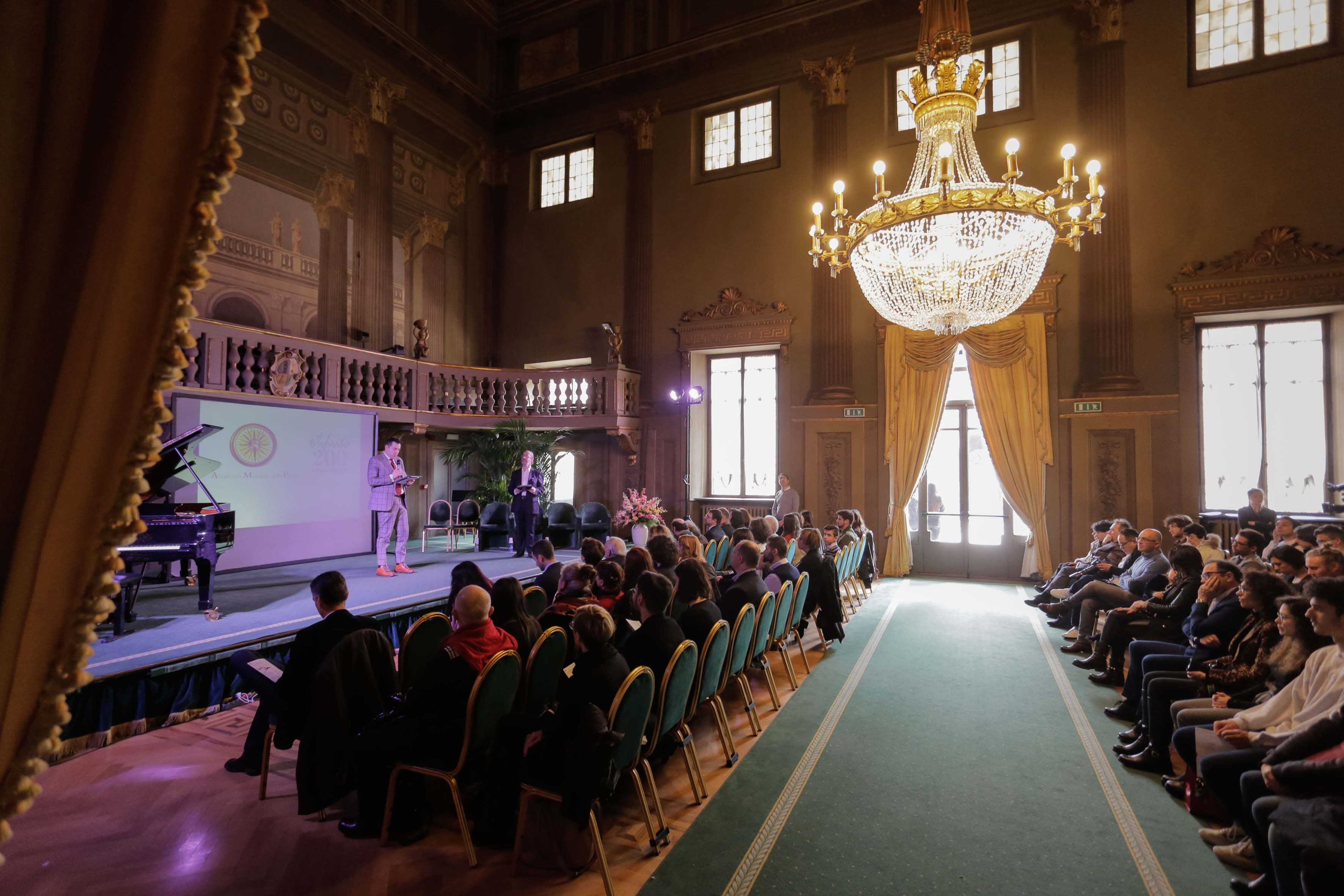 Giornata Mondiale della Poesia, sala con pianoforte e pubblico